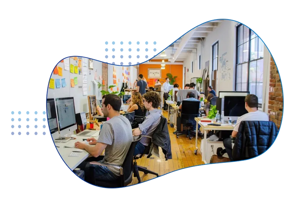 Time da Interligados em ambiente de trabalho colaborativo